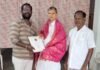మాజీ ఎంపీ డాక్టర్ నర్రెడ్డి తులసి రెడ్డిని వివాహానికి ఆహ్వానించిన కాంగ్రెస్ నాయకుడు బుల్లెట్ రవి