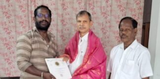 మాజీ ఎంపీ డాక్టర్ నర్రెడ్డి తులసి రెడ్డిని వివాహానికి ఆహ్వానించిన కాంగ్రెస్ నాయకుడు బుల్లెట్ రవి