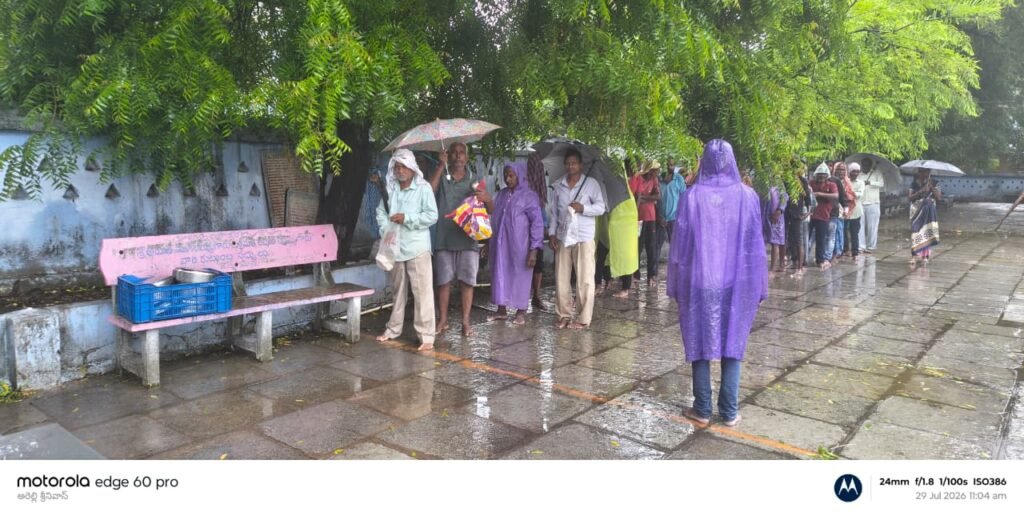 బొమ్మల గుడిశివాలయంలో వర్షం పడుతుండగా ఆగని నిత్యాన్నదాన వితరణకార్యక్రమం