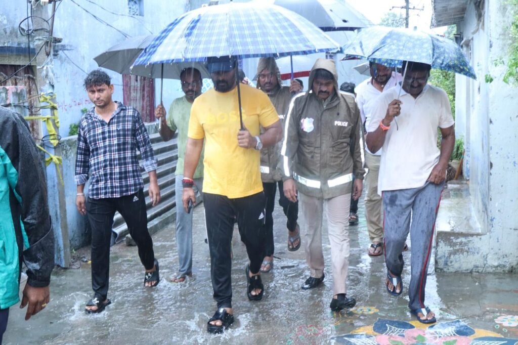 భారీ వర్షాల దాటికి దెబ్బతిన్న ప్రాంతాల్లో ఎమ్మెల్యే రాజ్ ఠాకూర్ పర్యటన బాధితులకు తక్షణ సహాయం అందించాలని అధికారులకు ఆదేశం