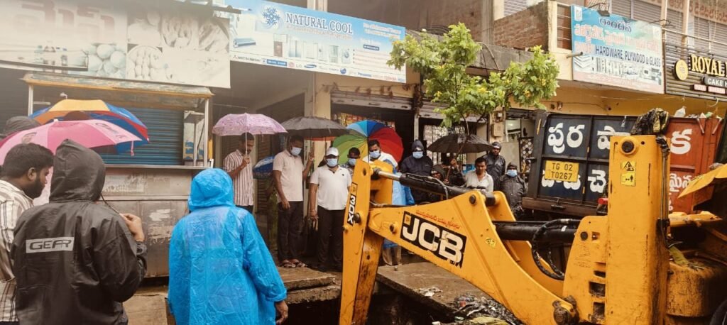 వర్షపు నీటి నిల్వ సమస్యలపై మున్సిపల్ చైర్మన్ ప్రశాంత్ కుమార్ దిలీప్ ఆకస్మిక పరిశీలన