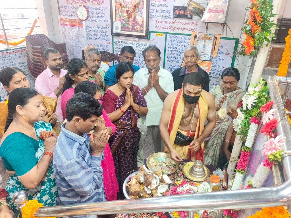 ఘనంగా శ్రీనివాస్ కాలనీలో శ్రీ శ్రీ శ్రీ సాయి బాబా దేవాలయంలో గురు పౌర్ణమి వేడుకలు <br>