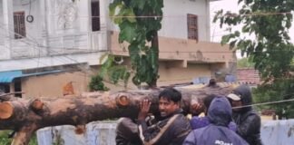 వర్షంలోనూ సేవలో ముందున్న సుందిల్ల సర్పంచ్