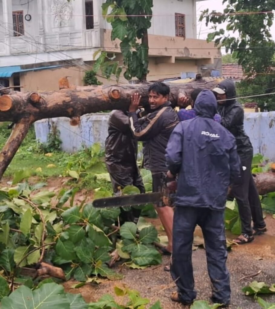 వర్షంలోనూ సేవలో ముందున్న సుందిల్ల సర్పంచ్
