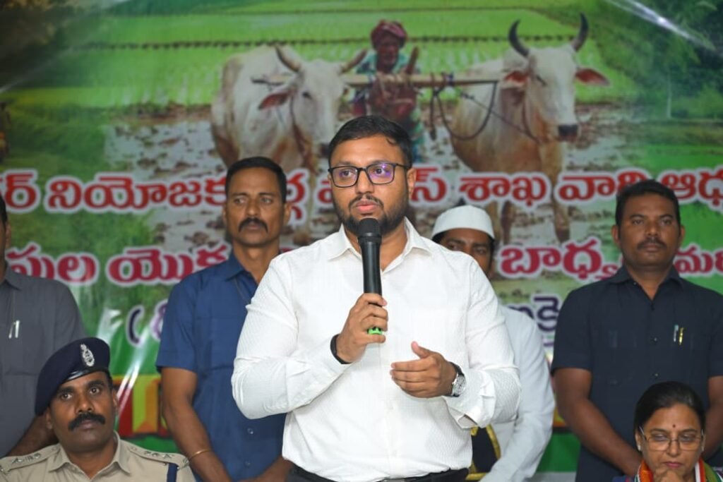 లిఫ్టుల రక్షణ రైతు బాధ్యత.     దొంగతనాలకు చెక్ పెడదాం.     సూర్యాపేట జిల్లా పోలీసుల ఆధ్వర్యంలో రైతులకు అవగాహన సదస్సు.