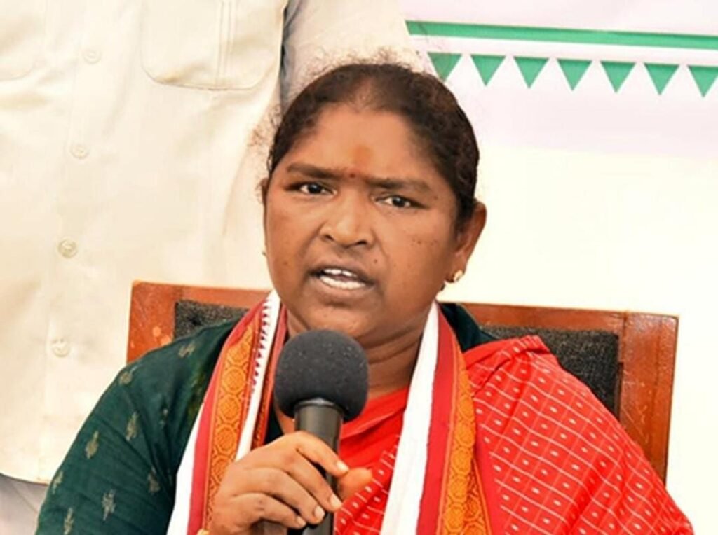 మాదకద్రవ్యాలకు యువత దూరంగా ఉండాలి మంత్రి సీతక్క సూచన