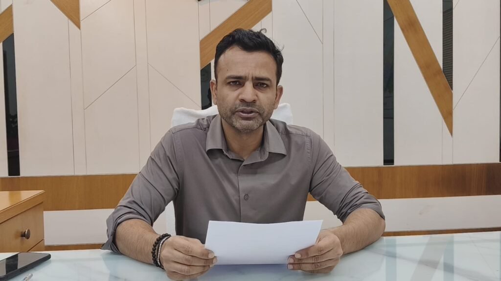 గోదావరి పరివాహక ప్రాంతాల ప్రజలు అప్రమత్తంగా ఉండాలి.