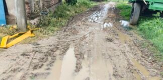 రోడ్డు సమస్యతో గ్రామస్తులకు తీవ్ర ఇబ్బందులు