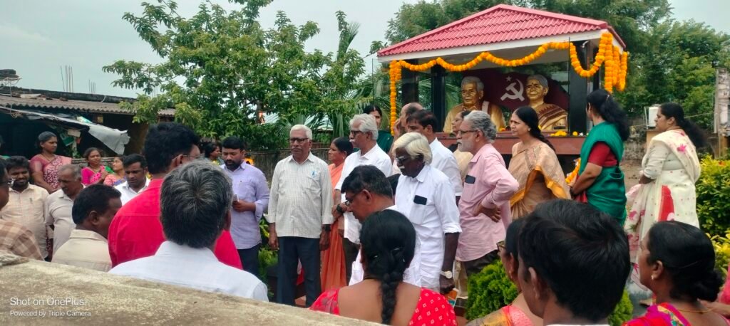 పేదల కోసం పోరాడిన నాయకుల జీవితాలు ఆదర్శం ఎర్ర జెండాలతో మారుమోగిన వర్ధంతి సభ