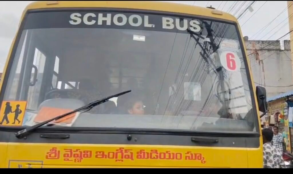 పోరుమామిళ్లలో వైష్ణవి ప్రైవేట్ స్కూల్ బస్సు బీభత్సం: ఆర్మీ జవాన్‌కు తీవ్ర గాయాలు, యాజమాన్య నిర్లక్ష్యంపై స్థానికుల ఆగ్రహం