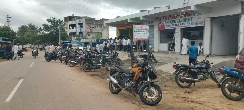 వచ్చిన నిమిషం లోపే యూరియా అయిపోయిందని రైతుల ఆగ్రహం