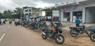 వచ్చిన నిమిషం లోపే యూరియా అయిపోయిందని రైతుల ఆగ్రహం