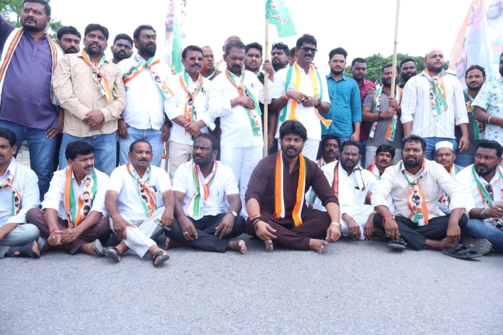 రాహుల్ గాంధీ అరెస్టును ఖండిస్తూ గోదావరిఖనిలో కాంగ్రెస్ ధర్నా