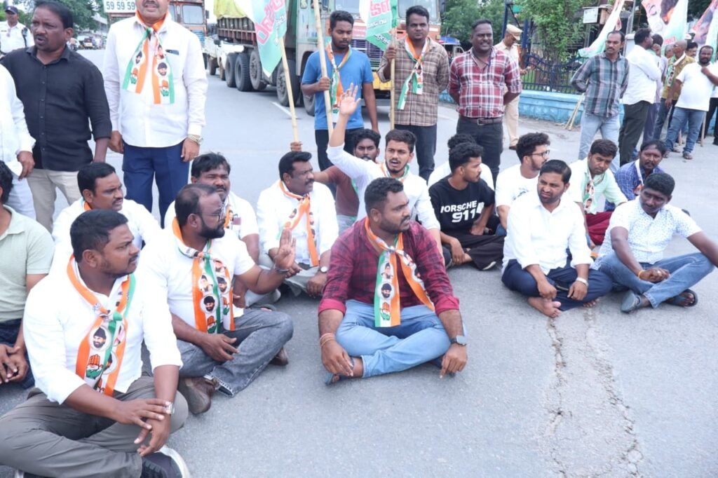 రాహుల్ గాంధీ అరెస్టును ఖండిస్తూ గోదావరిఖనిలో కాంగ్రెస్ ధర్నా