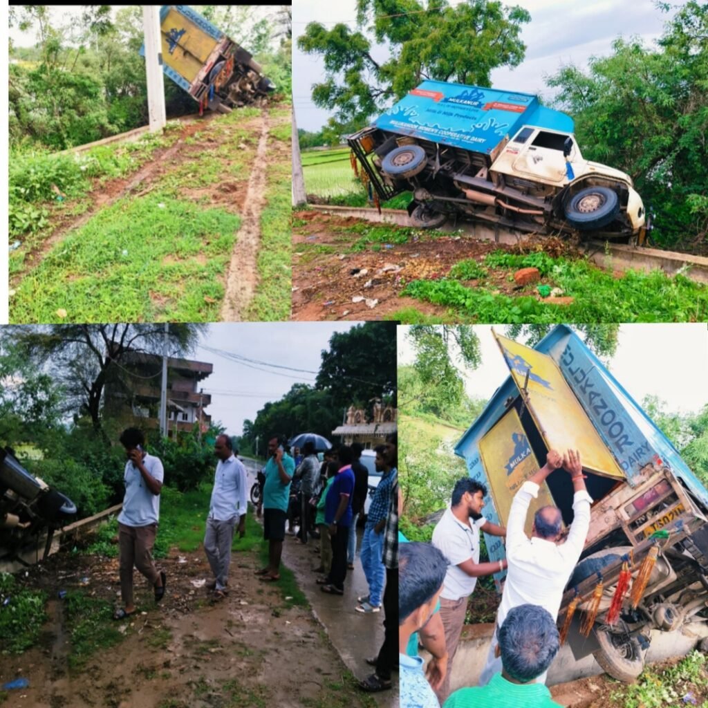 “ప్రమాదాలకు నిలయంగా మారిన కోహెడ నునుపు సీసీ రోడ్డు ” తక్షణమే నివారణ చర్యలు చేపట్టాలి -సామాజిక కార్యకర్త డాక్టర్ వేల్పుల శంకర్