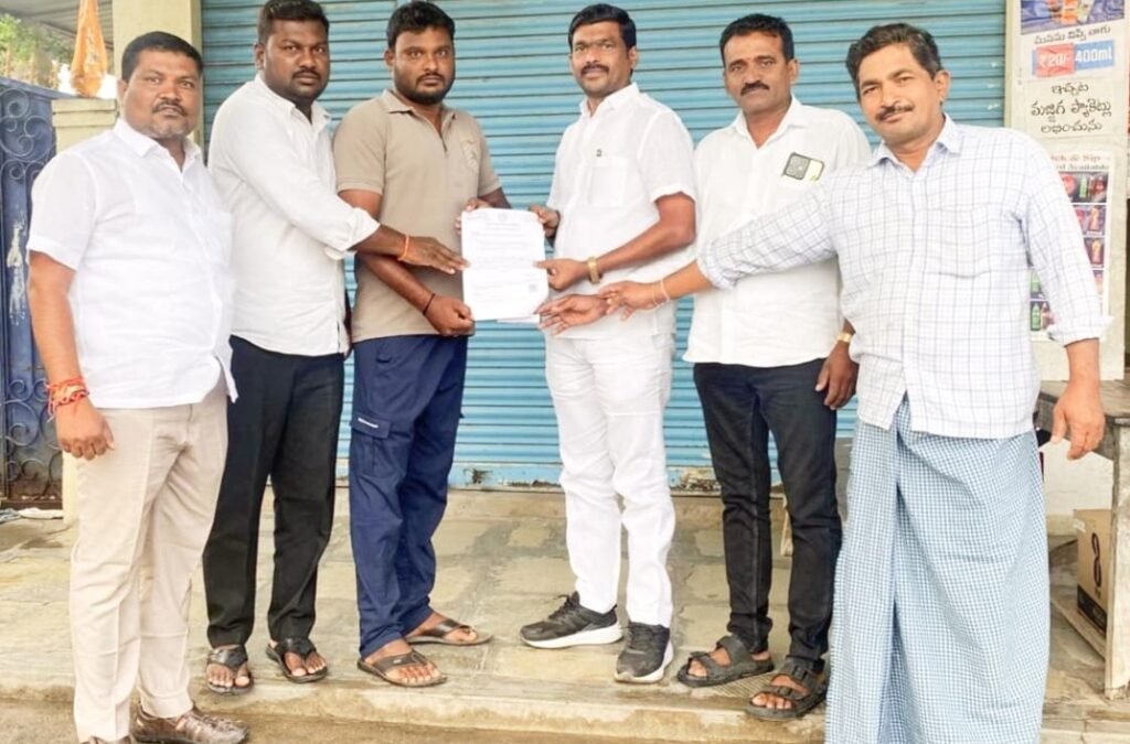 ఎముకల శస్ర చికిత్స బాధితురాలికి రూ.2.50 లక్షల ఎల్వోసీ అందజేత