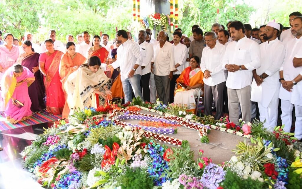 ఇడుపుల పాయలో ఘనంగా మహానేత డాక్టర్ వైయస్ రాజశేఖర్ రెడ్డి 77వ జయంతి వేడుకలు,..!!