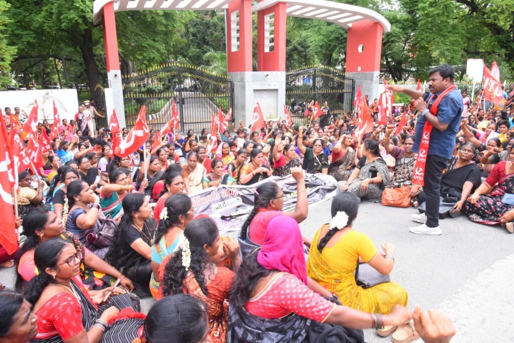 కలెక్టరేట్ కి వేలాదిమంది కదం తొక్కిన అంగన్వాడీలు  వేతనాలు పెంచే వరకు పోరాటం ఆగదు ధర్నాలో వక్తలు డిమాండ్