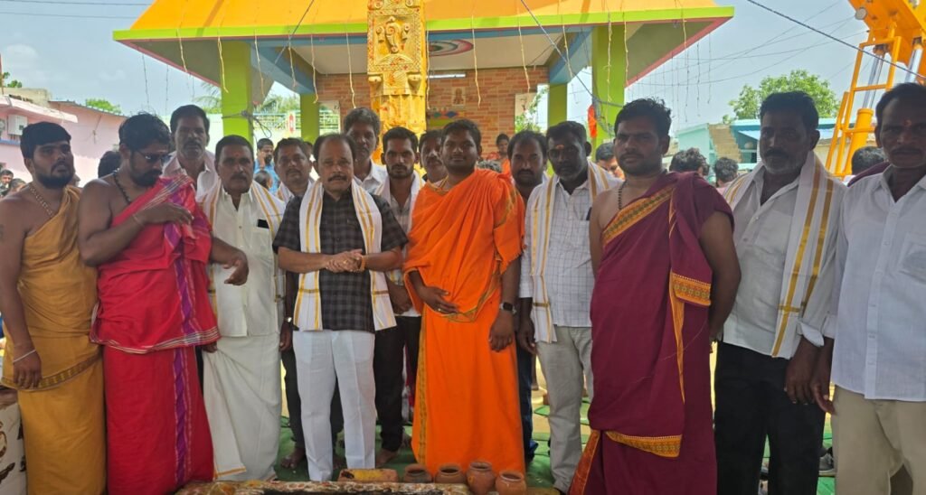 శ్రీశ్రీశ్రీ సీతారామ లక్ష్మణ హనుమత్ సమేత ధ్వజ.గంగమ్మ, పోతురాజు విగ్రహ ప్రతిష్ట మహోత్సవంలో రెడ్యం సోదరులు.