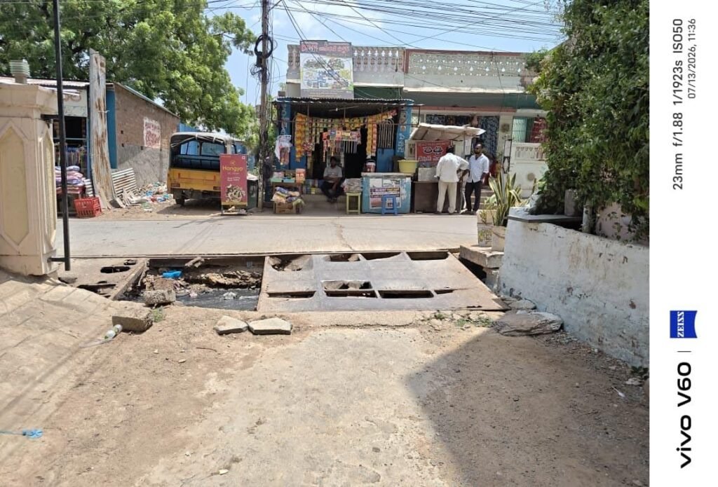 బద్వేల్ మున్సిపాలిటీలో ప్రమాదకరంగా మారిన డ్రైనేజీలు: కల్వర్టు లేక స్థానికుల తీవ్ర ఇబ్బందులు
