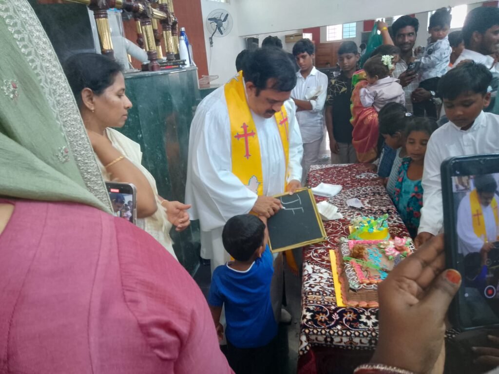 బైబిల్ మిషన్ గుత్తి చర్చిలో చిన్న పిల్లలకు ఘనంగా అక్షరాభ్యాస మహోత్సవం: ప్రత్యేక ప్రార్థనలు చేసిన ప్రెసిడెంట్ డా. జె. అద్భుతకుమార్