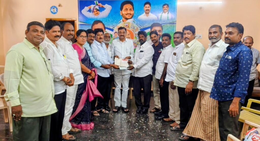 పోరుమామిళ్ల పార్టీ కార్యాలయంలో ఎమ్మెల్సీ డి.సి. గోవిందరెడ్డి గారికి బద్వేల్ డిపో జేఏసీ కమిటీ వినతి పత్రం సమర్పణ