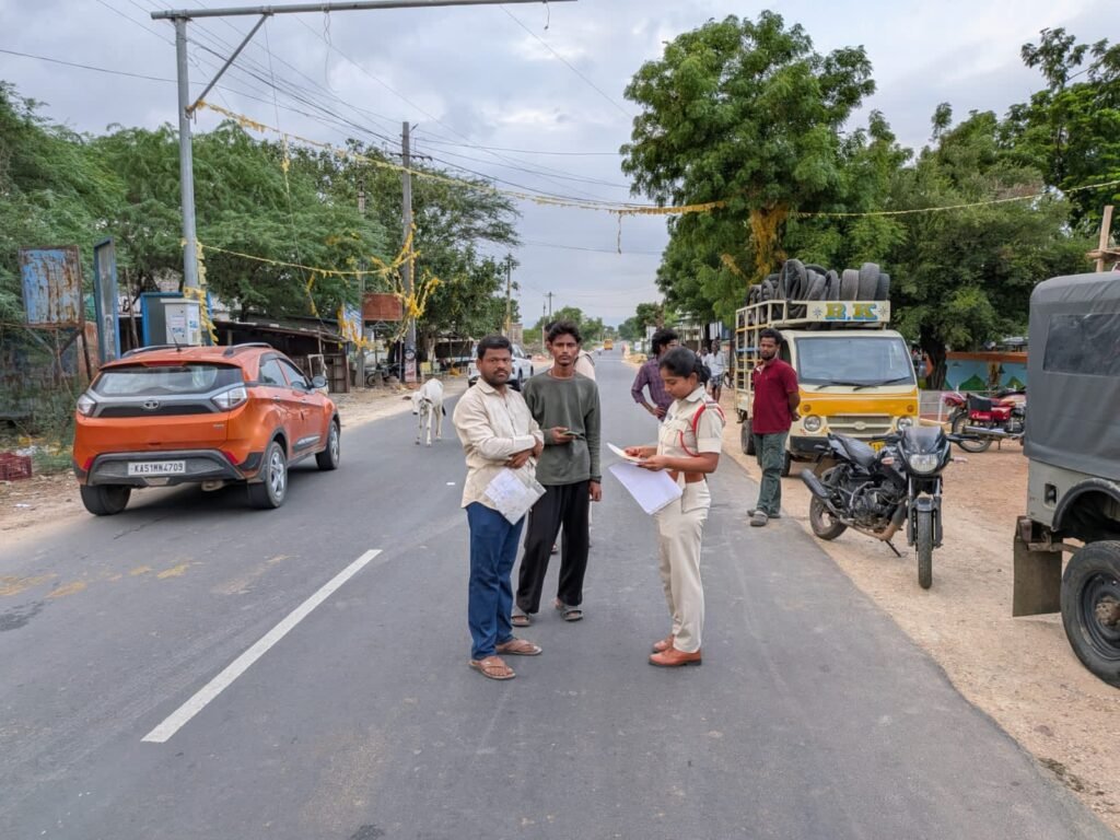 అట్లూరు క్రాస్ రోడ్డులో విస్తృతంగా వాహనాల తనిఖీలు: ఎస్సై నాగ కీర్తన