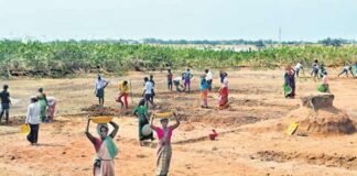 ఉపాధి హామీలో కొత్త దోపిడీ: వాట్సప్ వీడియో కాల్ ఆన్ చెయ్ ఆజరుపట్టు