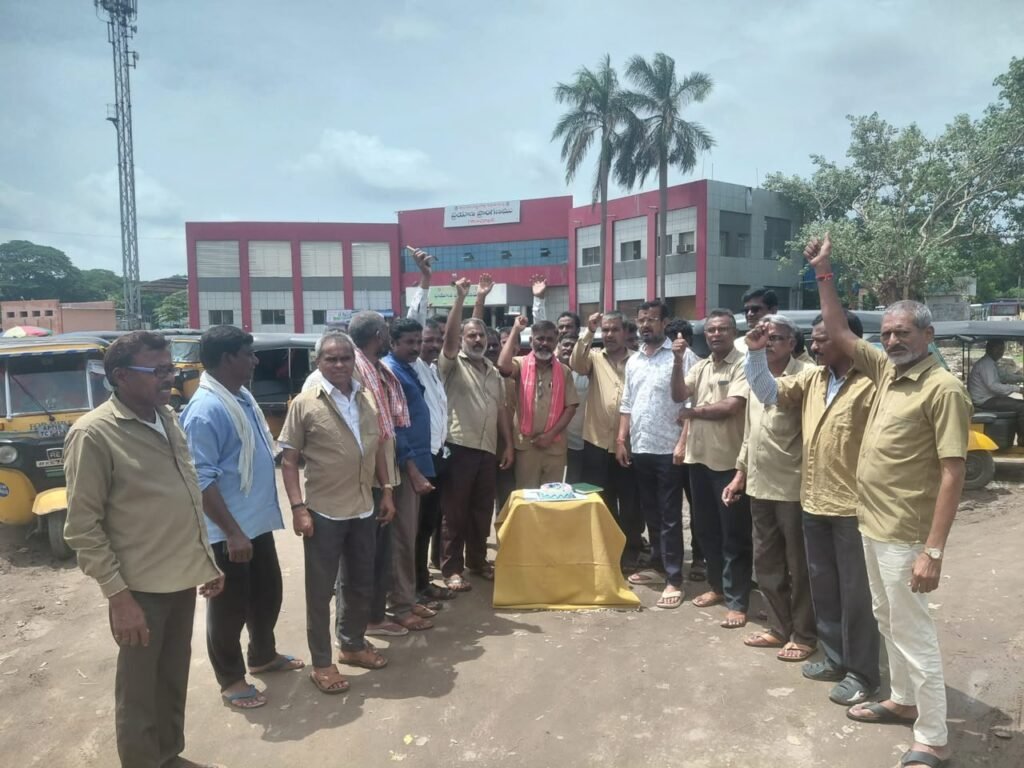 ఆటో డ్రైవర్లను మభ్యపెట్టడం మాని.. ఎన్నికల హామీలను వెంటనే నెరవేర్చాలి!