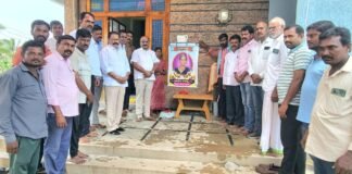 పెంచాల రాధమ్మ కుటుంబాన్ని పరామర్శించిన మాజీ ఎమ్మెల్యే చల్లా ధర్మారెడ్డి