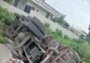అదుపుతప్పి బోల్తాపడిన లారీ