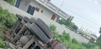 అదుపుతప్పి బోల్తాపడిన లారీ
