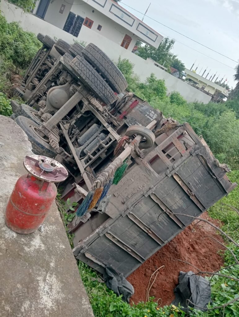 అదుపుతప్పి బోల్తాపడిన లారీ