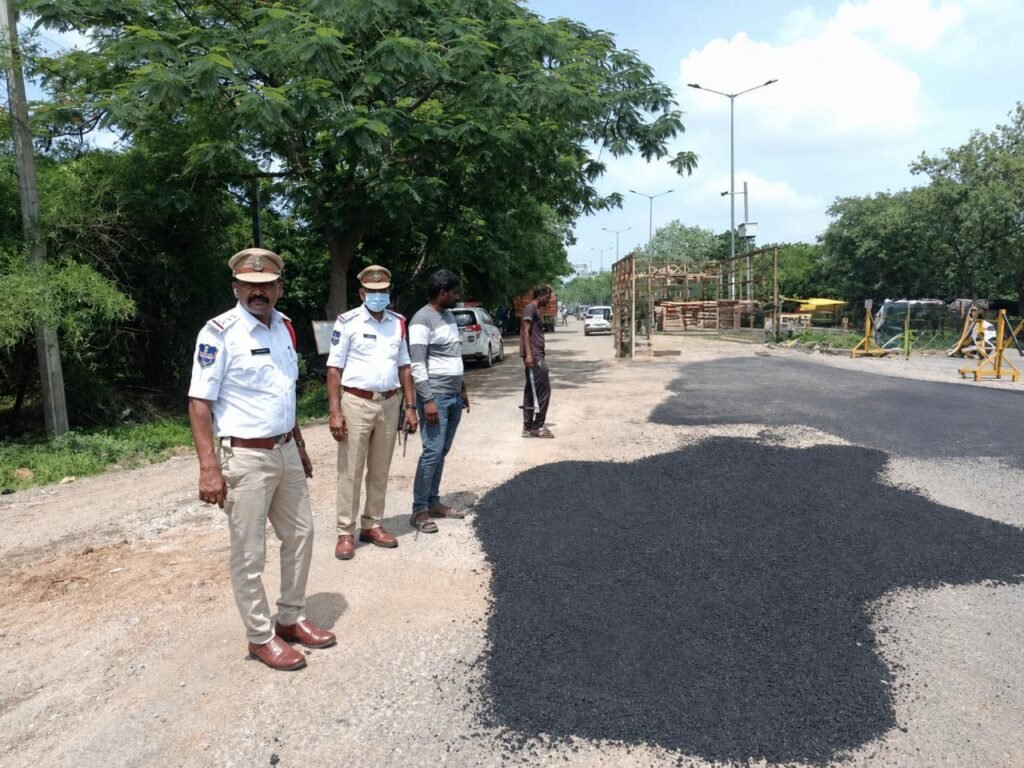 నారాపల్లి యూ-టర్న్ వద్ద గుంతల పూడ్చివేత…వెంటనే స్పందించిన ఘట్కేసర్ ట్రాఫిక్ పోలీసులు.. వాహనదారుల హర్షం
