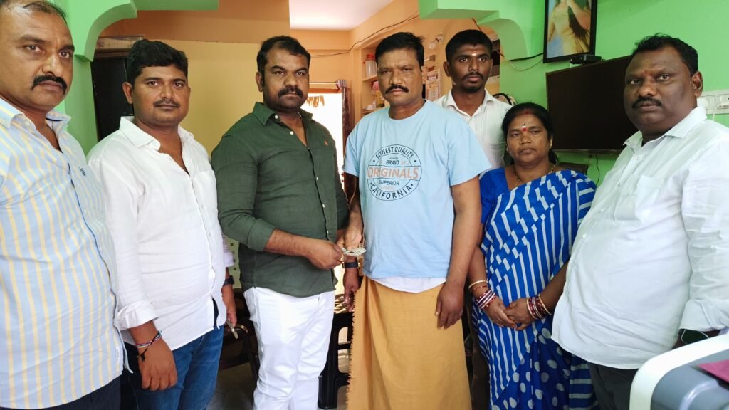 జర్నలిస్టు సంజయ్ కుమార్‌కు రూ.10 వేల ఆర్థిక సాయం అందించిన కాంగ్రెస్ నాయకుడు బద్దం నరసింహారెడ్డి