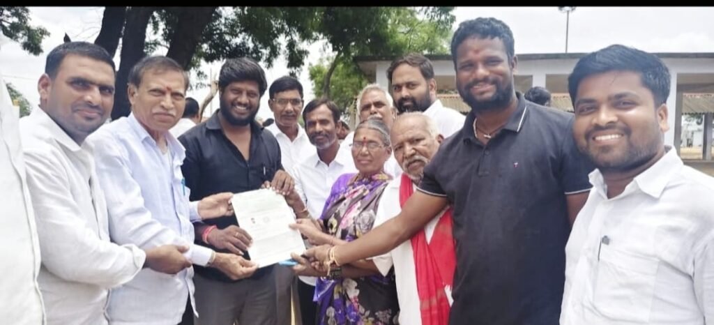 లబ్ధిదారులకు సీఎం ఆర్ ఎఫ్ చెక్కుల పంపిణీ