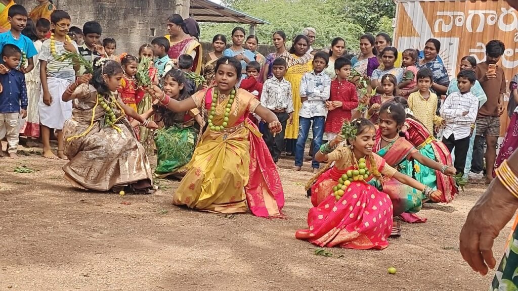 విజ్ఞాన్ విద్యాలయంలో ఘనంగా బోనాల వేడుకలు
