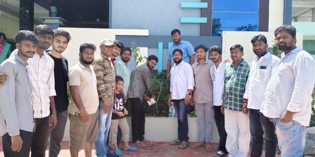 ఘనంగా స్నేహితుల దినోత్సవ వేడుకలు: మొక్కలకు ఫ్రెండ్‌షిప్ బ్యాండ్లు కట్టిన రాక్‌స్టార్ యూత్