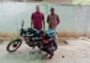 సారా తరలిస్తున్న వ్యక్తి అరెస్ట్, వాహనం సీజ్. 8 లీటర్ల సారా స్వాధీనం. నిందితుడిపై కేసు నమోదు.