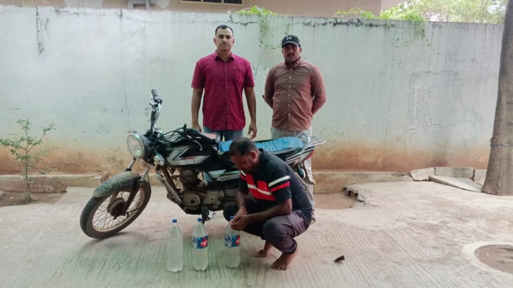 సారా తరలిస్తున్న వ్యక్తి అరెస్ట్, వాహనం సీజ్.     8 లీటర్ల సారా స్వాధీనం. నిందితుడిపై కేసు నమోదు.