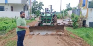 7వ వార్డులో దట్టమైన పిచ్చి మొక్కలు పొదల తొలగింపు