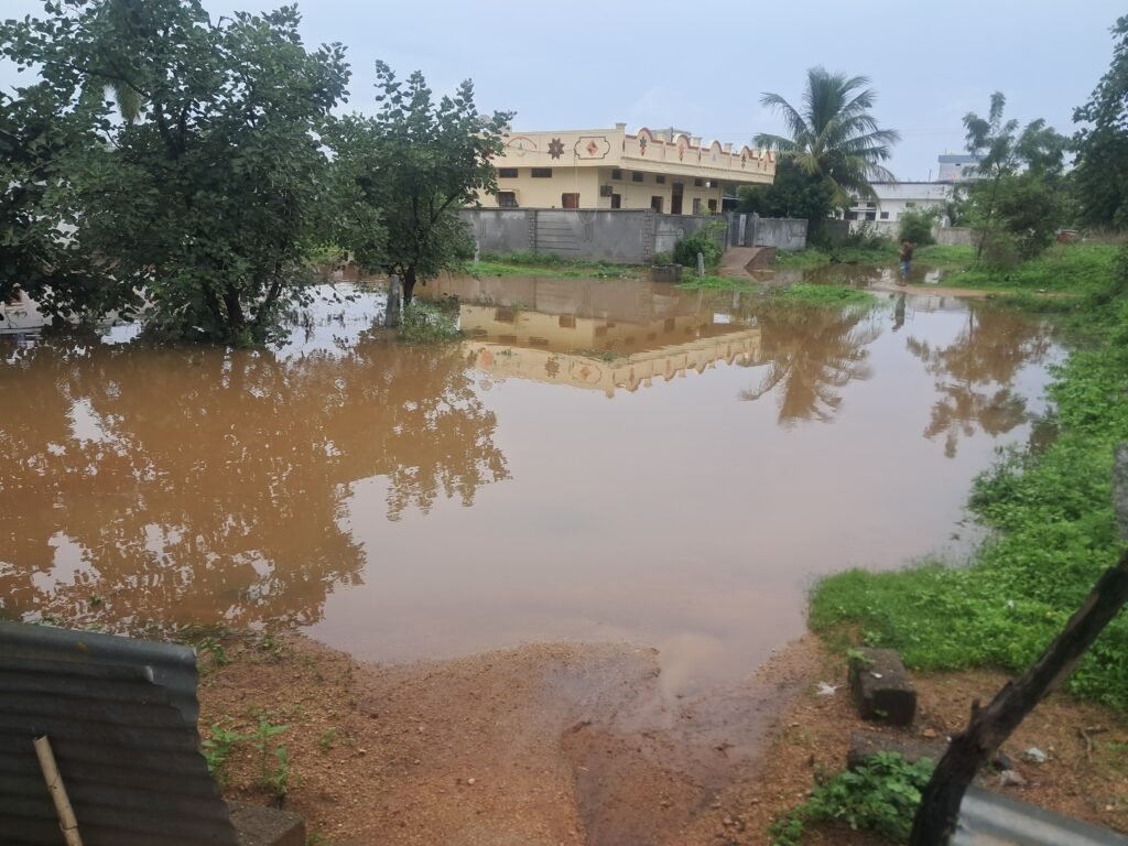 కొద్దిపాటి వర్షానికే జలమయం అవుతున్న 9వ వార్డు