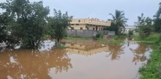 కొద్దిపాటి వర్షానికే జలమయం అవుతున్న 9వ వార్డు