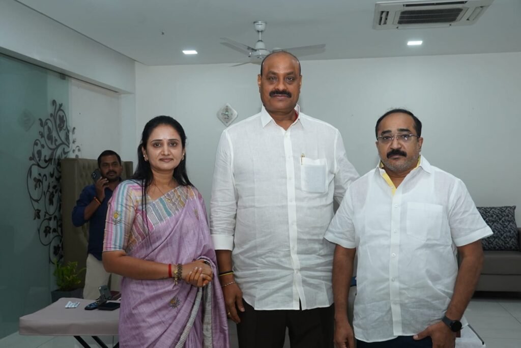 రాష్ట్ర మంత్రి అచ్చెన్నాయుడు ను కలిసిన మార్కెట్ యార్డ్ చైర్ పర్సన్ బల్లా పల్లవి