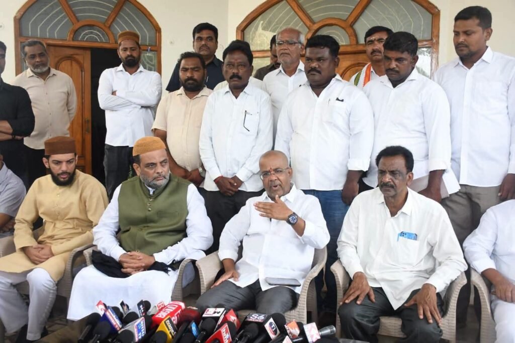 అభివృద్ధి నిరోధకులను ప్రజలు తిరస్కరించాలి: ఎమ్మెల్యే నాయిని..  రూ.50 లక్షలతో సీసీ రోడ్డు, రూ.30 లక్షలతో వాటర్ ట్యాంక్ నిర్మాణానికి శంకుస్థాపన చేసిన ఎమ్మెల్యే నాయిని..  విద్యుత్ ప్రమాద బాధిత కుటుంబానికి రూ.5 లక్షల పరిహార చెక్కు అందజేత…   ప్రజావాణి, హనుమకొండ, ఆగస్టు 5వరంగల్ పశ్చిమ నియోజకవర్గ అభివృద్ధిలో భాగంగా 48వ డివిజన్ పరిధిలో గత మూడు దశాబ్దాలుగా పెండింగ్‌లో ఉన్న కాజీపేట దర్గా రోడ్ సమస్యకు శాశ్వత పరిష్కారం చూపించి, రూ.50 లక్షల వ్యయంతో సీసీ రోడ్డు నిర్మాణ పనులకు వరంగల్ పశ్చిమ నియోజకవర్గ శాసనసభ్యులు శ్రీ నాయిని రాజేందర్ రెడ్డి శంకుస్థాపన