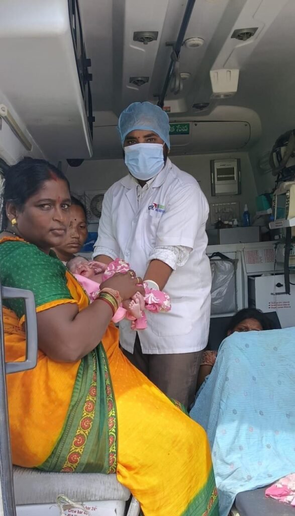 అంబులెన్స్‌లోనే పండంటి ఆడబిడ్డకు జన్మనిచ్చిన గర్భిణి