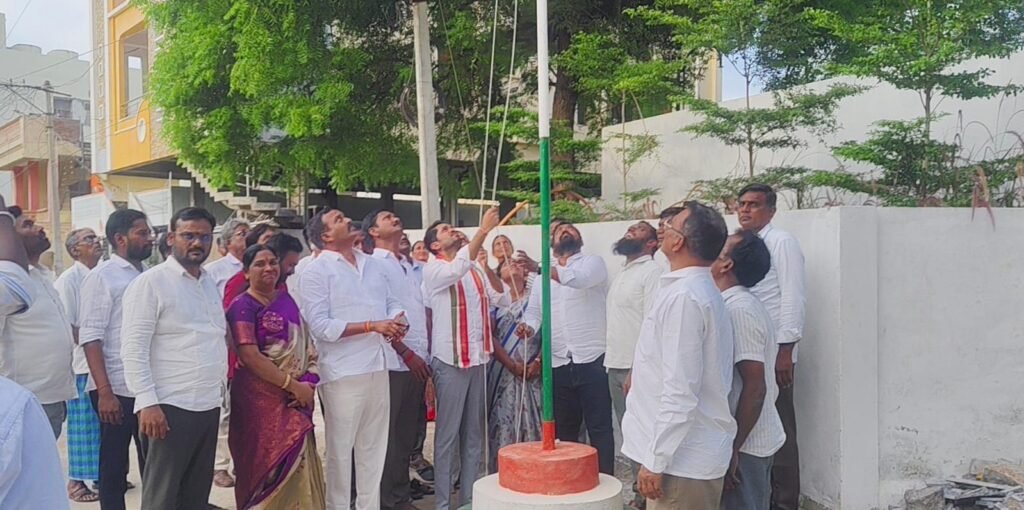 ఆరో వార్డులోకాంగ్రెస్ పార్టీజెండా గద్దె నూతనంగా ఆవిష్కరణ చేసినప్రణవ్<br>