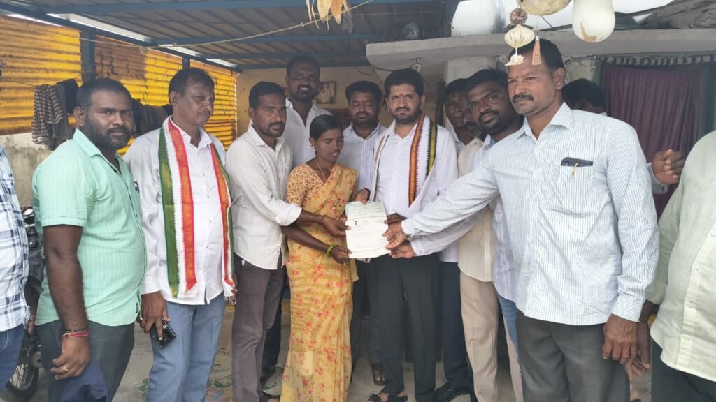 పలు గ్రామాల్లో సీఎంఆర్ఎఫ్ చెక్కులు ఇంటింటికి పంపిణి చేసిన ప్రణవ్ <br>