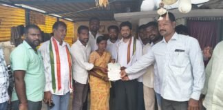 పలు గ్రామాల్లో సీఎంఆర్ఎఫ్ చెక్కులు ఇంటింటికి పంపిణి చేసిన ప్రణవ్
