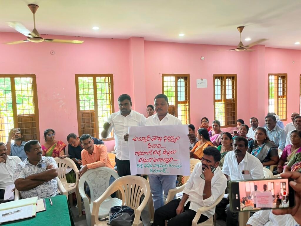 ఆప్కారి శాఖపై తీరుపై ఆగ్రహం బెల్ట్ షాపులకు లైసెన్స్ ఇచ్చారా అంటూ ప్రశ్నించిన కమలాపూర్ సర్పంచ్ పబ్బు సతీష్ <br>